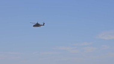 Gökyüzünde bir helikopter uçuyor. Orta çekim