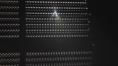 Panjurlar açık ve güneş pencereden parlıyor. Orta çekim