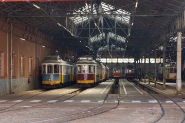 İstasyonda elektrikli trenler. Orta çekim
