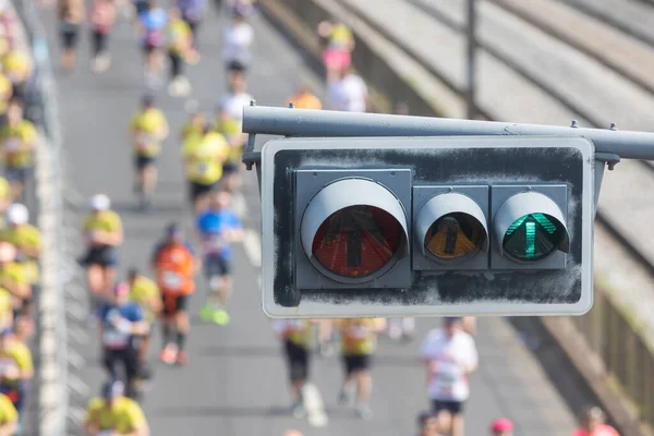 Semáforo Primeiro Plano Pessoas Correndo Meia Maratona Ponte Meio Tiro — Fotografia de Stock