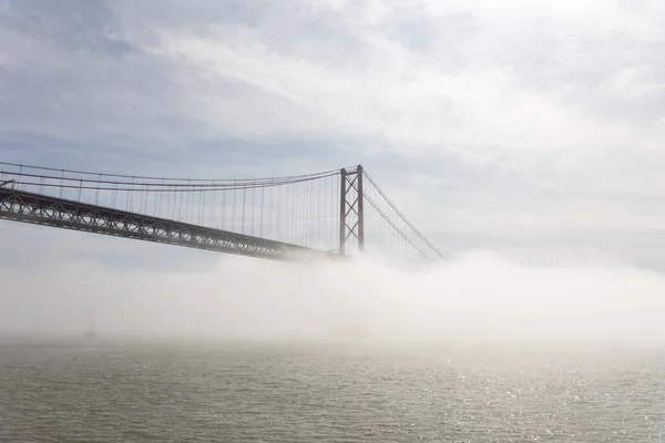 Ponte Sospeso Avvolto Nella Nebbia Bianca Sul Mare Mid Shot — Foto Stock