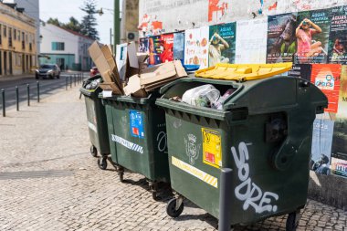 12 Mart 2023 Lizbon, Portekiz: Sokağa grafiti ile boyanmış çöp kutuları. Orta çekim