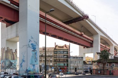 12 Mart 2023 Lizbon, Portekiz: 25 Nisan Köprüsü ve köprü kirişine grafiti yapıldı. Orta çekim