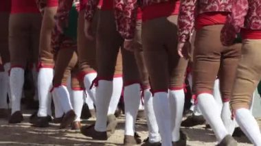 Tourada - Bej pantolonlu Forcados arka arkaya arenada yürüyor. Orta çekim