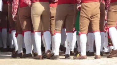 Tourada - Bej pantolonlu Forcados arenada yürüyor. Orta çekim