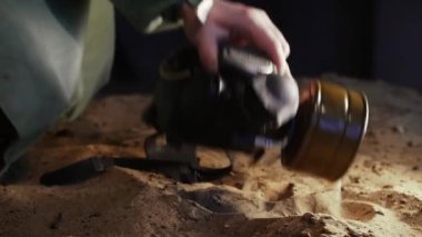Kumdan gaz maskesi alıyorum. Orta çekim