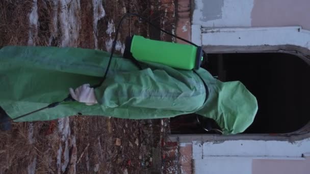 世界末日后的概念 一个戴着防毒面具和防护服的男人走进废弃的大楼 转身看着摄像机 垂直射击 — 图库视频影像