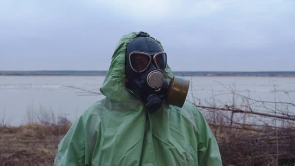 Een Man Met Een Gasmasker Een Beschermend Pak Die Rondkijkt — Stockvideo