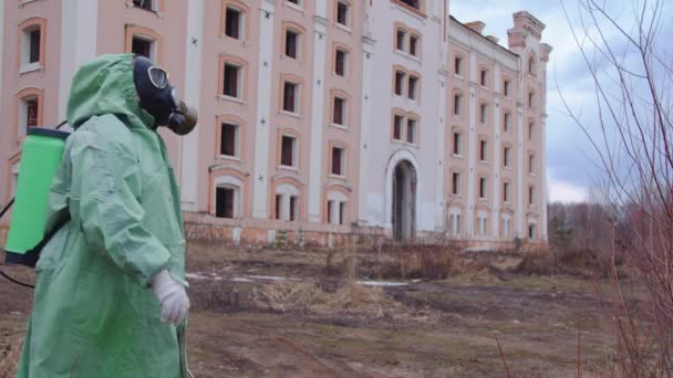ポスト黙示録的な概念 化学スプレーで保護スーツを着てガスマスクの男 肖像画 — ストック動画