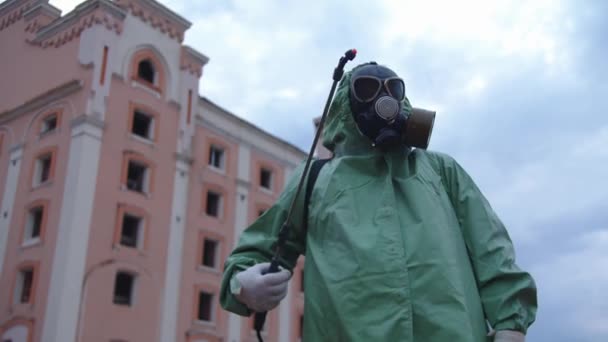 Ένας Άντρας Μάσκα Αερίων Που Φοράει Προστατευτική Στολή Χημικό Ψεκαστήρα — Αρχείο Βίντεο