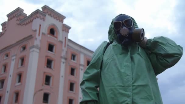 Ένας Άντρας Μάσκα Αερίου Φορώντας Προστατευτική Στολή Ένα Εγκαταλελειμμένο Κτίριο — Αρχείο Βίντεο
