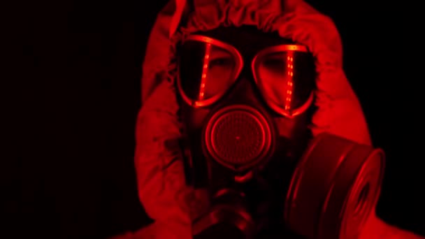 Ένας Άντρας Προστατευτική Στολή Και Μάσκα Αερίου Κόκκινο Φως Που — Αρχείο Βίντεο