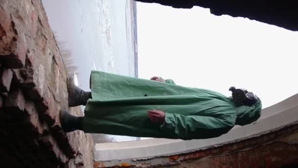 Koruyucu Takım Elbiseli Gaz Maskeli Bir Adam Terk Edilmiş Bir — Stok video