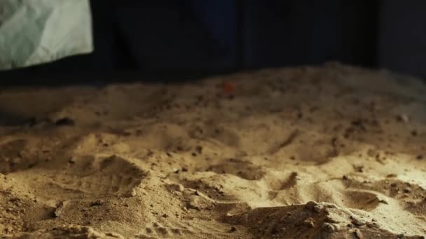 Deixando Cair Uma Máscara Gás Areia Meio Tiro — Vídeo de Stock
