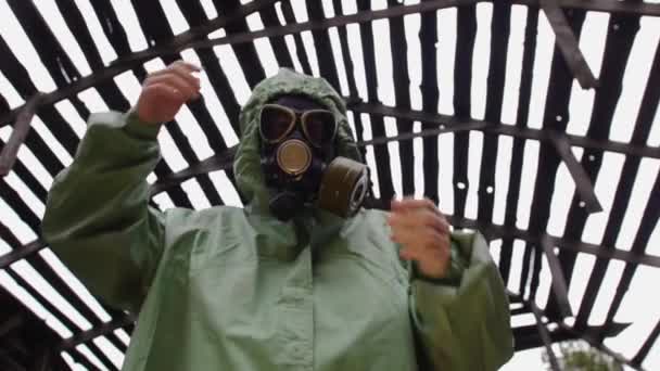 Een Man Een Beschermend Pak Doet Zijn Gasmasker Tussenschot — Stockvideo