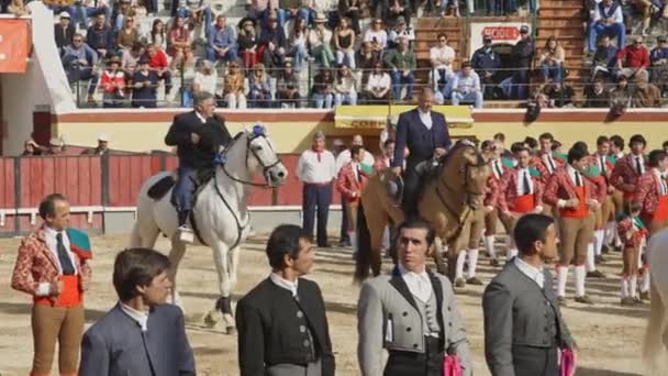 2023年3月26日ポルトガル ヴィラ フランカ シーラ トゥラーダ 開会式 アリーナ上の乗馬やForcados上のカバリエロス ミッドショット — ストック動画