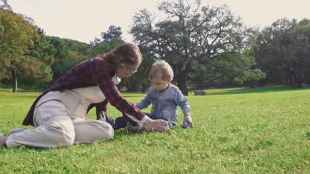 Mutter Mit Ihrem Kleinen Sohn Auf Dem Gras Park Mittelschuss — Stockvideo