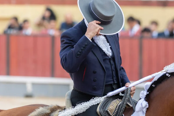 Tourada Cavaleiro Caballo Cubre Cara Con Sombrero Mid Shot —  Fotos de Stock