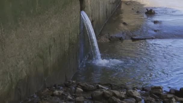 Air Mengalir Dari Lubang Dinding Batu Selokan Ditengah Tembakan — Stok Video
