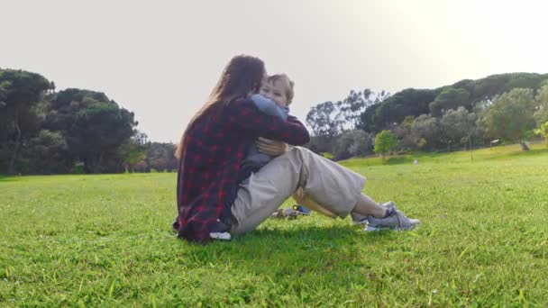 Krásná Matka Malým Synem Objímajícím Parku Střední Snímek — Stock video