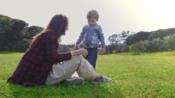 Schöne Mutter Mit Kleinem Sohn Park Der Junge Hält Ein — Stockvideo