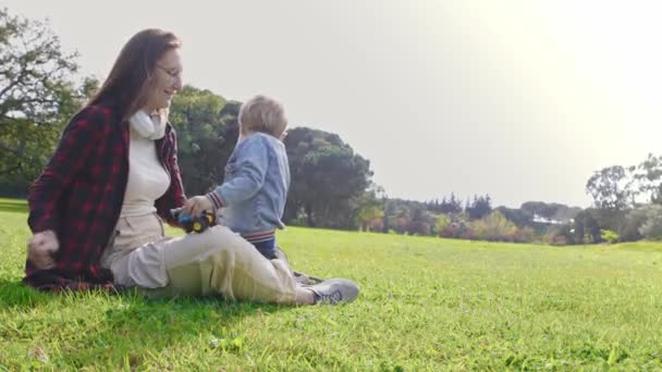 Schöne Mutter Mit Kleinem Sohn Die Zeit Auf Der Grünen — Stockvideo