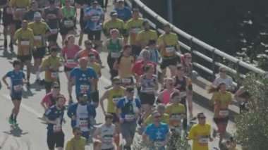 12 Mart 2023 Lizbon, Portekiz: insanlar köprüde EDP yarı maratonunu koşuyor. Orta çekim