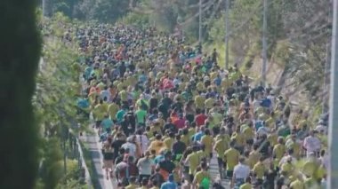 12 Mart 2023 Lizbon, Portekiz: Köprüde EDP yarı maratonunda koşan bir sürü insan var. Orta çekim