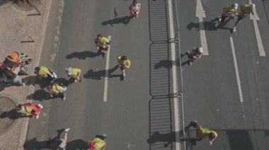 12 Mart 2023 Lizbon, Portekiz: insanlar yolda EDP 'yi yarı maraton koşuyor. Orta çekim