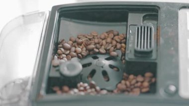 Kahve öğütücüsünde kahve çekirdekleri. Orta çekim