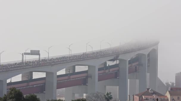 Біговий Марафон Натовп Людей Бігають Мосту Густому Білому Тумані Середній — стокове відео
