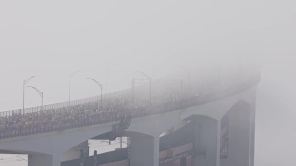 Люди Бегут Полумарафон Мосту Густом Белом Тумане Средний Выстрел — стоковое видео