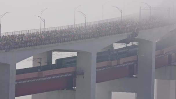 Люди Бегут Полумарафон Мосту Густом Белом Тумане Электропоезд Проходящий Нижнем — стоковое видео