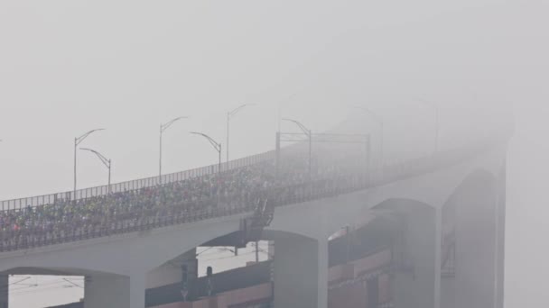 Люди Бегут Марафон Мосту Люди Выбегают Густого Тумана Средний Выстрел — стоковое видео