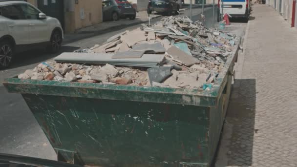 Rifiuti Costruzione Container Sulla Strada Mid Shot — Video Stock