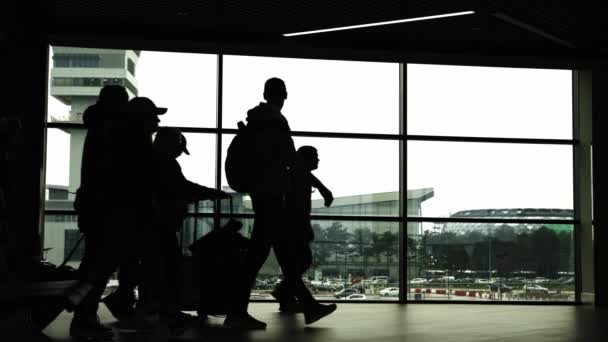 Silhouette Persone Occupate Con Bagagli Piedi Aeroporto Mid Shot — Video Stock