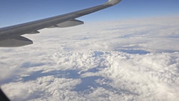 Zicht Wolken Lucht Vanuit Het Vliegtuigraam Pov — Stockvideo