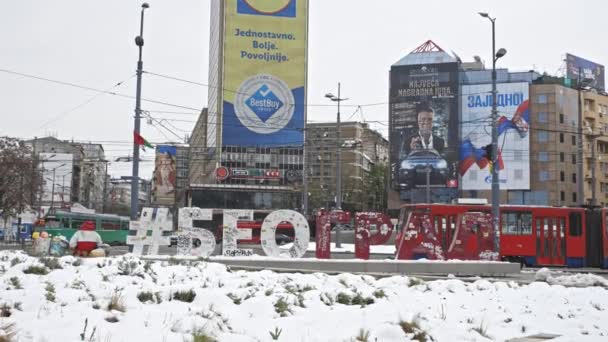 2023年4月5日塞尔维亚贝尔格莱德 西里尔利奇城市名称的标签 张贴在城市街道上 — 图库视频影像