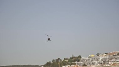 İniş pistine uçan bir helikopter. Orta çekim