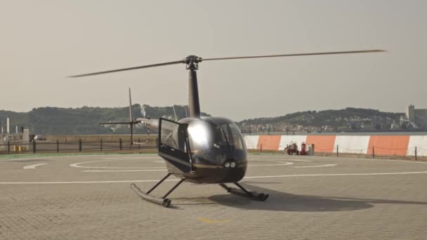 Черный Вертолет Посадочной Площадке Средний Выстрел — стоковое видео