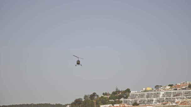 ユーティリティヘリコプター着陸パッドに飛んでいます ミッドショット — ストック動画