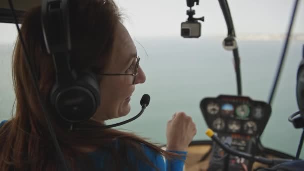 Улыбающаяся Пассажирка Сидящая Вертолете Средний Выстрел — стоковое видео