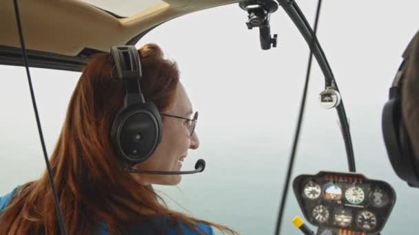 Женщина Сидит Пассажирском Сидении Вертолета Средний Выстрел — стоковое видео