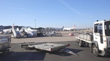 4 Nisan 2023 Paris, Fransa: Aeroport de Paris-Orly - havaalanı. Orta çekim