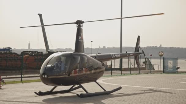 April 2023 Lissabon Portugal Zwarte Helikopter Geparkeerd Het Landingsplatform Tussenschot — Stockvideo