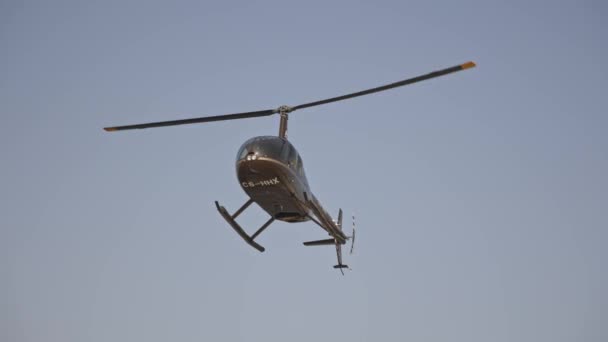 Апреля 2023 Лиссабон Португалия Черный Вертолет Helibravo R44 Клипер Посадки — стоковое видео
