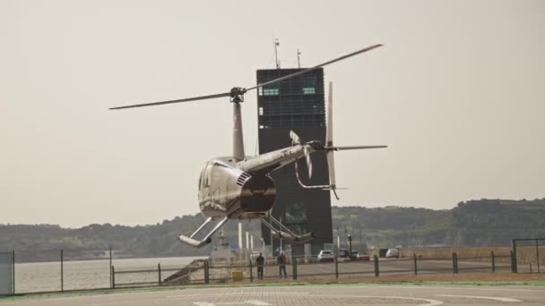 Kwietnia 2023 Lizbona Portugalia Lądowanie Śmigłowca Helibravo R44 Lądowisku Środek — Wideo stockowe