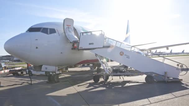 Квітня 2023 Париж Франція Сходження Маленький Літак Компанією Alyzia Постріл — стокове відео