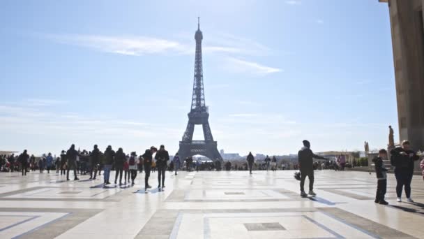 Kwietnia 2023 Paryż Francja Turyści Placu Przed Wieżą Eiffla Środek — Wideo stockowe