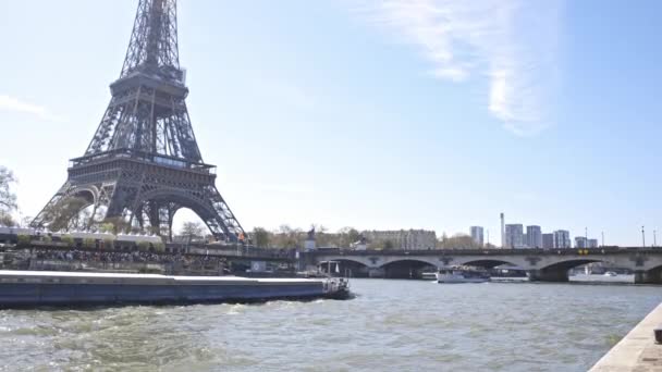 April 2023 Parijs Frankrijk Dijk Van Seine Eiffeltoren Tussenschot — Stockvideo